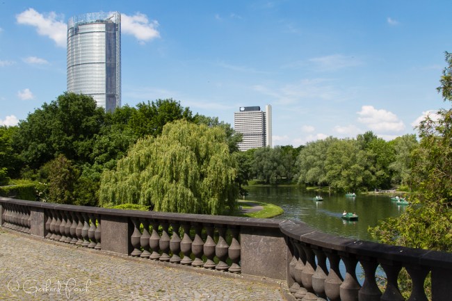 Bonner Rheinauen mit Post Tower und Langen Eugen