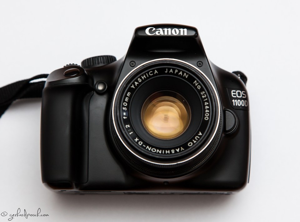 Ich kann von mir nicht behaupten, dass ich die guten alten Analog Zeiten wirklich gut gekannt habe. Ich bin mir sicher, dass Du, oder der eine oder andere Leser meines Blogs schon wesentlich mehr über diese Zeit erzählen könnte. Die Fotos, welche ich mit meiner Canon AE-1 aufgenommen hatte, brachte ich immer zur SCHLECKER Filiale in meiner Heimatgemeinde zur Entwicklung. Dort steckte ich die Filmdosen in die klassischen Fototaschen, kreuzte meine Entwicklungswünsche an und erhielt die Negative sowie die fertig entwickelten Bilder nach ungefähr 1-2 Wochen wieder zurück. Entgegen den heutigen Digitalbildern wurde ich von den entwickelten Bildern sowohl positiv als auch negativ überrascht. Damals war meine Fotografie eine Glückssache, ich hatte von den technischen Grundbedinungen (Blende,Zeit,ISO) kaum eine Ahnung und Fehlbelichtungen waren unvermeidlich. Die Erfahrung im Umgang mit Chemikalien in der Dunkelkammer fehlt mir komplett und dennoch reizt es mich immer wieder zur analogen Technologie zurückzugreifen. Neben meiner Zenith XP 12 und der HOLGA besitze ich auch noch eine Yashica Objektiv. Ich wollte dieses Objektiv besser kennen lernen und wieder ein Stück mehr das Analog Gefühl der Entschleunigung erleben. Aus diesem Grund habe ich das Yashica Objektiv mittels eines M-42 Adapters an meine Canon DSLR angeschlossen und ein paar Motive fotografiert. Die Erfahrungen die ich dabei gemacht habe, möchte ich gerne mit Dir teilen. Ich habe alle Bilder unter folgenden Voraussetzungen aufgenommen: Als Lichtquelle diente Ausschließlich Available Light mit Unterstützung von Aufhellern (Reflektor, Weißes Papier) Fokussierung über mittleren AF Punkt via Fokus Bestätigung Alle Bilder entstanden 'Out of the cam' im JPEG Format Kamera: Einsteiger DSLR - Canon EOS 1100 Objektiv: Yashica Auto Yashinon-DX 12 M-42 Adapter: Den M-42 Adapter gibt es für kleines Geld (