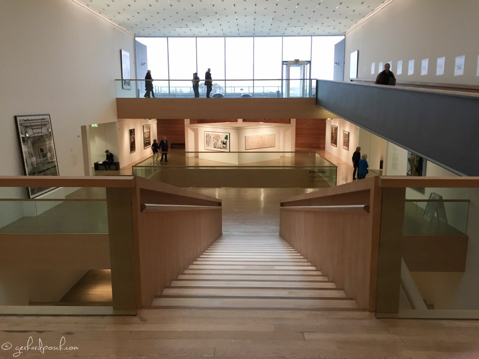 Innenansicht des LVR Bonn mit Bildern des Kölner Fotografen Boris Becker