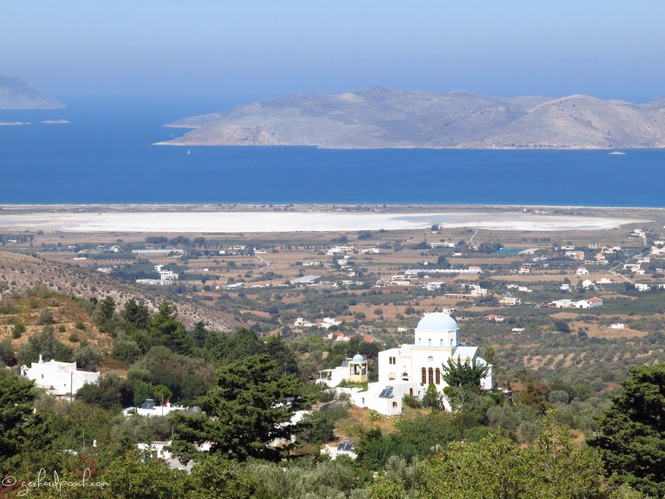 ....Blick von Zia auf die umliegenden Inseln und einem ausgetrocknetem Salzsee