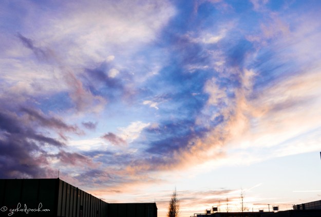 Wolkenstimmung zum Sonnenuntergang mit einer Kompaktkamera aufgenommen